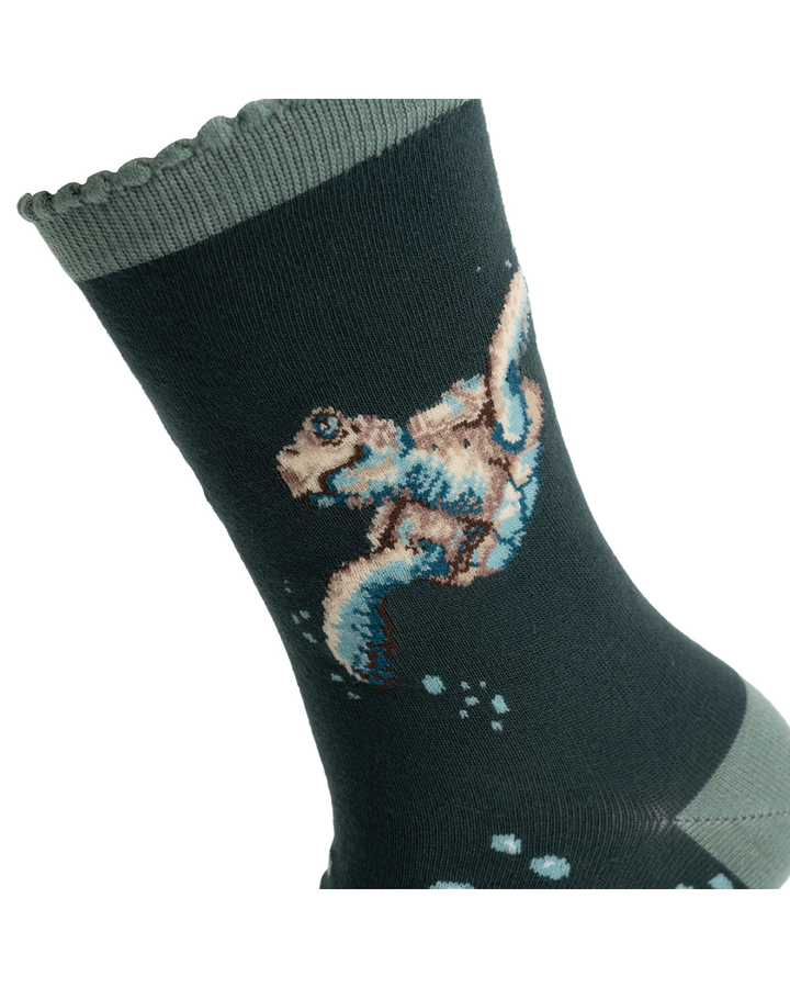 Detailansicht der gestrickten Schildkrötenillustration auf den Socken