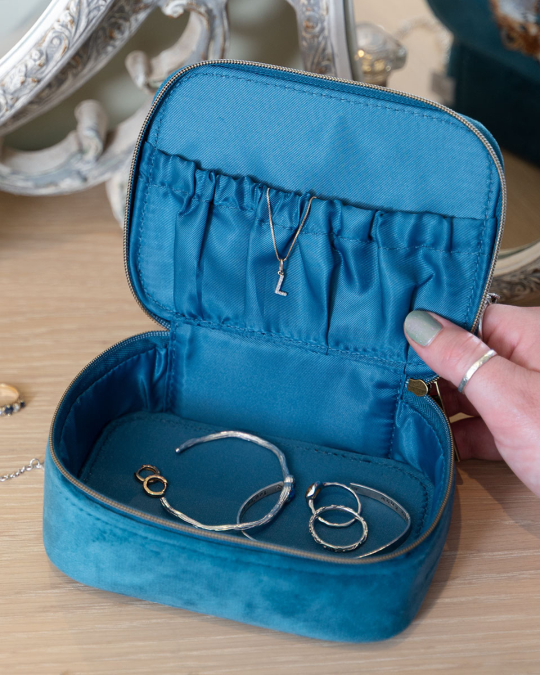 Offene Fuchs-Schmucktasche von Wrendale Designs, gefüllt mit Schmuck auf einem Holzschminktisch