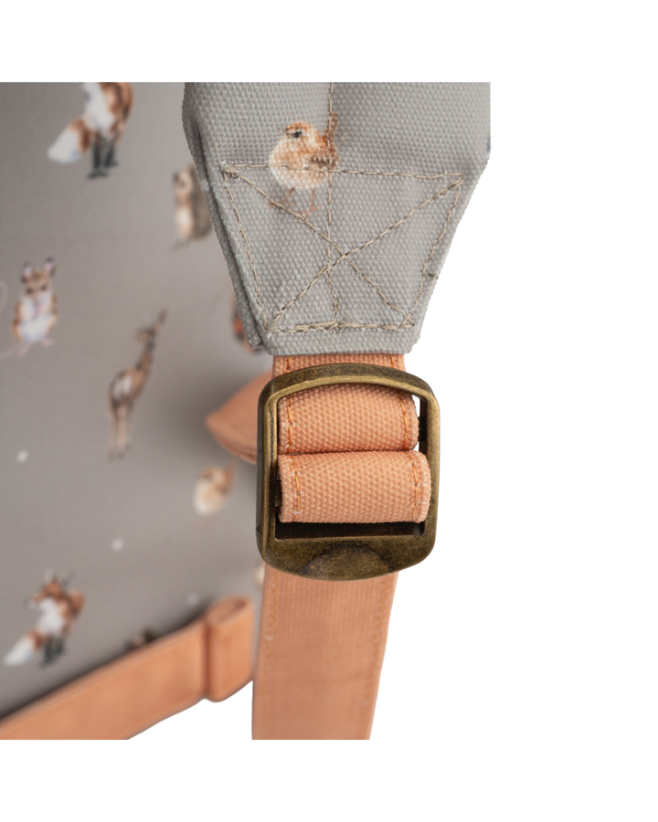 Detailaufnahme der verstellbaren Schnalle am Schultergurt des Rucksacks „Woodlanders“ von Wrendale Designs.