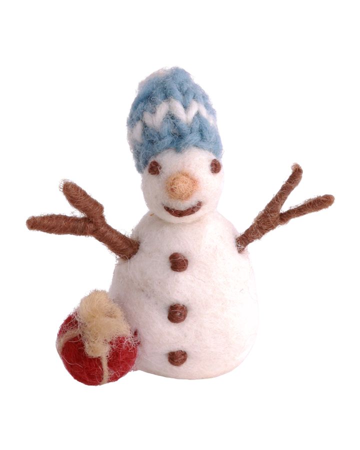 Weihnachtlicher Schneemann Filzanhänger von Gry & Sif mit rotem Geschenk und blauer Strickmütze.