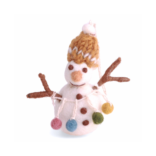 Weihnachtloicher Filzanhänger "Schneemann mit Girlande" von Gry & Sif. Mit gelber Strickmütze auf dem Kopf und einer Girlande mit bunten Kugeln daran zwischen den Stockarmen.
