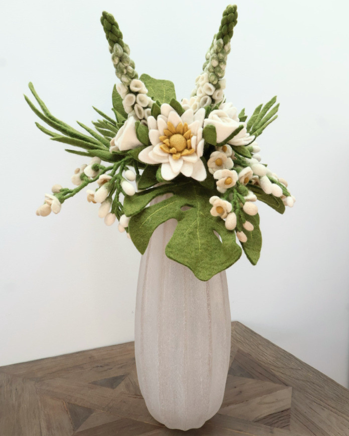 Hellbraune Blumenvase Bradley von Light & Living mit Filzblumenarrangement auf hellem Holztisch.