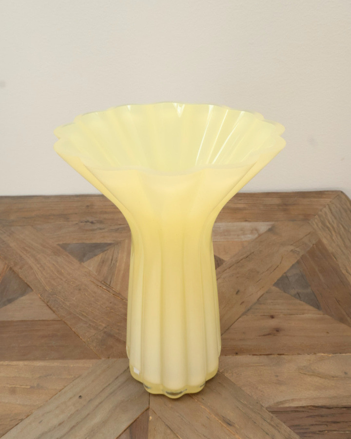 Gelbe Blumenvase aus Glas von Clayre & Eef auf Holztisch.