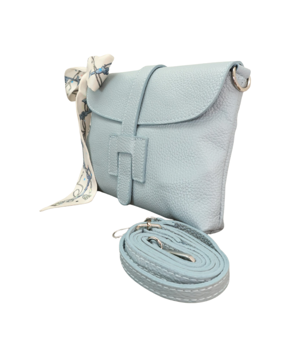 Hellblaue Ledertasche "Isabella" vom Südstrand mit weiß/blauen Bandana vor weißen Hintergrund.