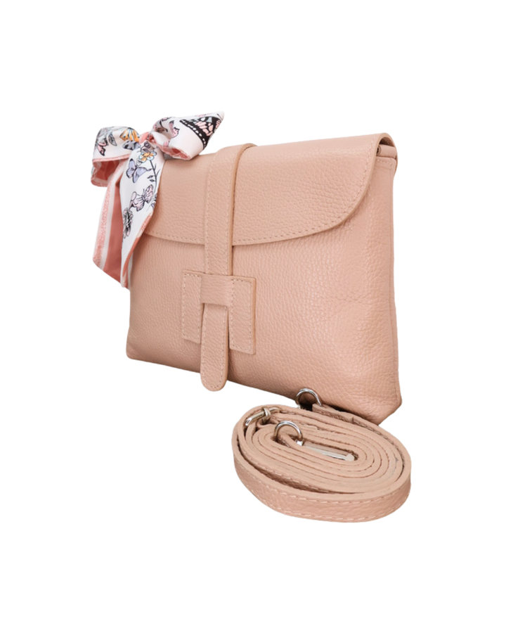 Puder Ledertasche "Isabella" vom Südstrand mit bunten floralen Bandana vor weißen Hintergrund.