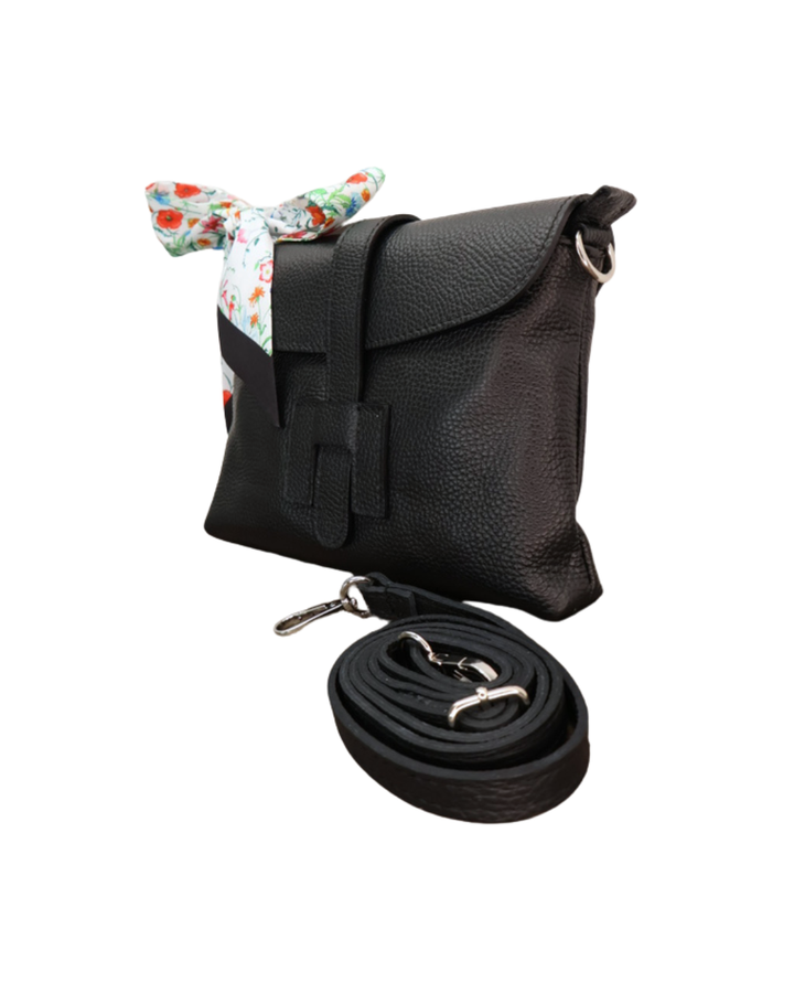 Schwarze Ledertasche "Isabella" vom Südstrand mit bunten Bandana vor weißen Hintergrund.