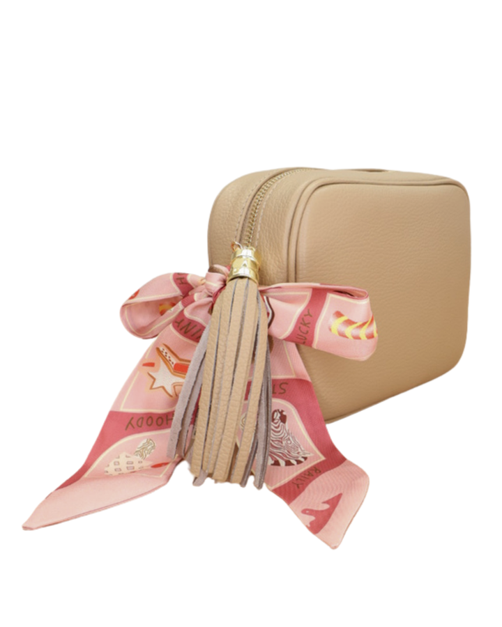 capuccino Lederhandtasche „Isolde“ mit Bandana-Detail, seitliche Ansicht mit goldenen Details.