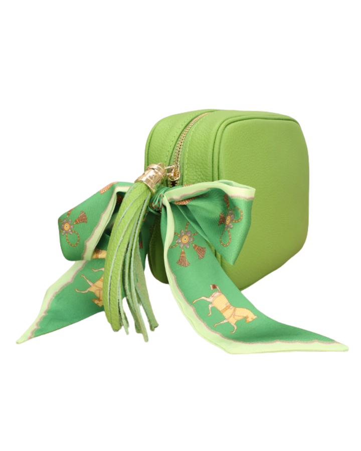 Kiwi Lederhandtasche „Isolde“ mit grünem Bandana-Detail, seitliche Ansicht mit Fransen und goldenen Details.