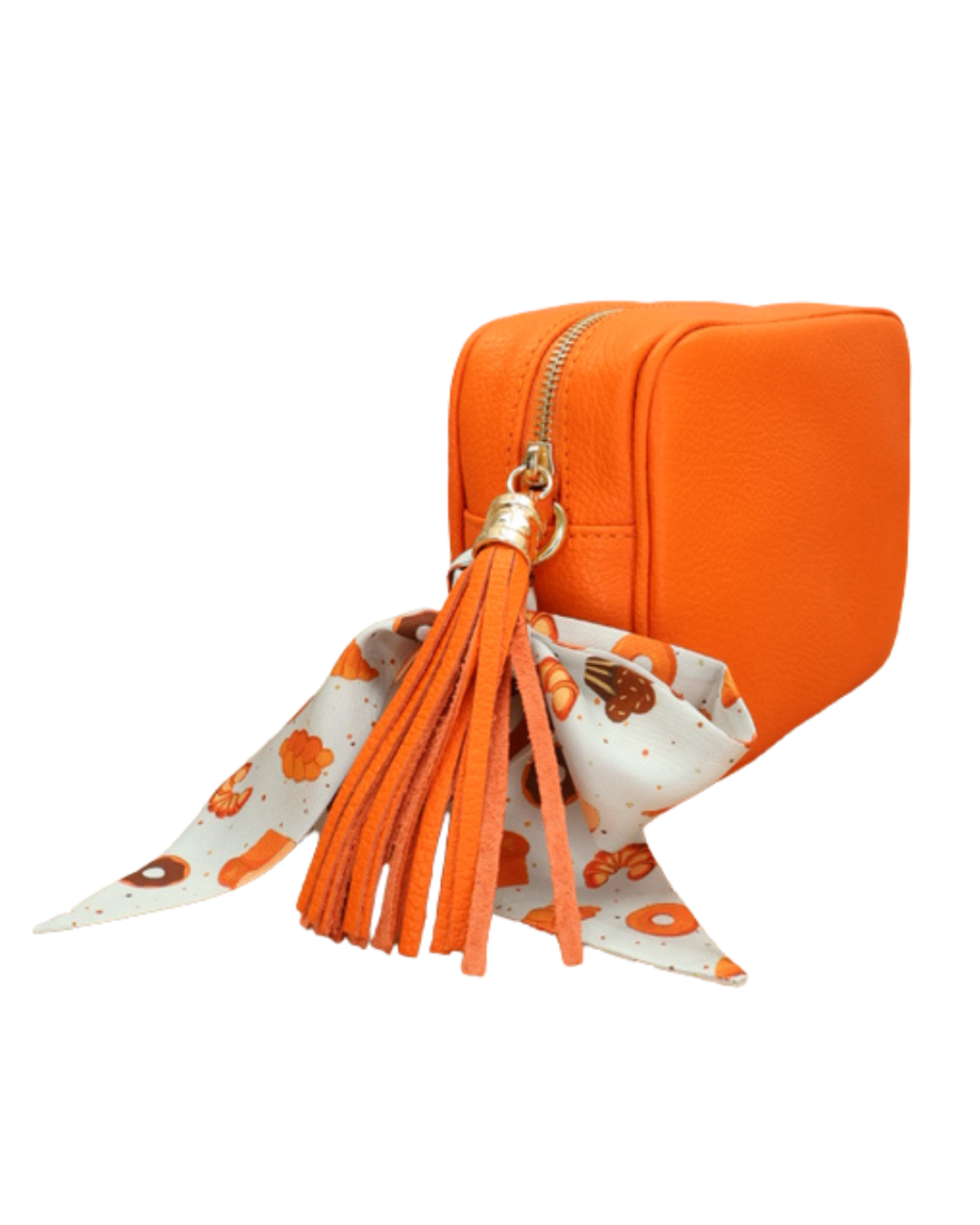 Orangenfarbene Lederhandtasche „Isolde“ mit Bandana-Detail, seitliche Ansicht mit sichtbarem Reißverschluss und Fransen.