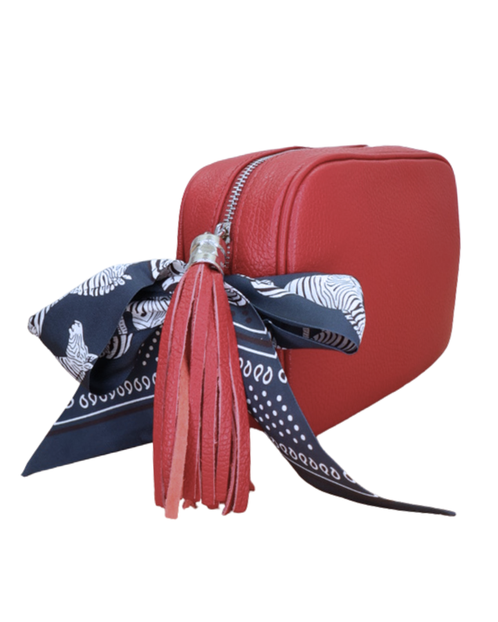Rote Lederhandtasche „Isolde“ mit Bandana-Detail, seitliche Ansicht.