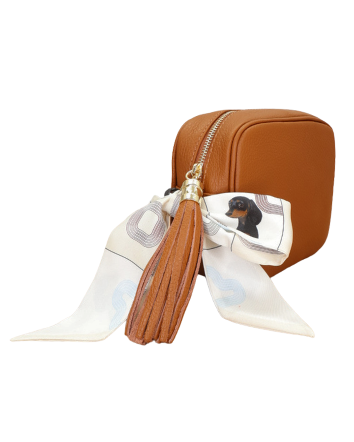 Taupen Lederhandtasche „Isolde“ mit Bandana-Detail, seitliche Ansicht mit goldenen Details.