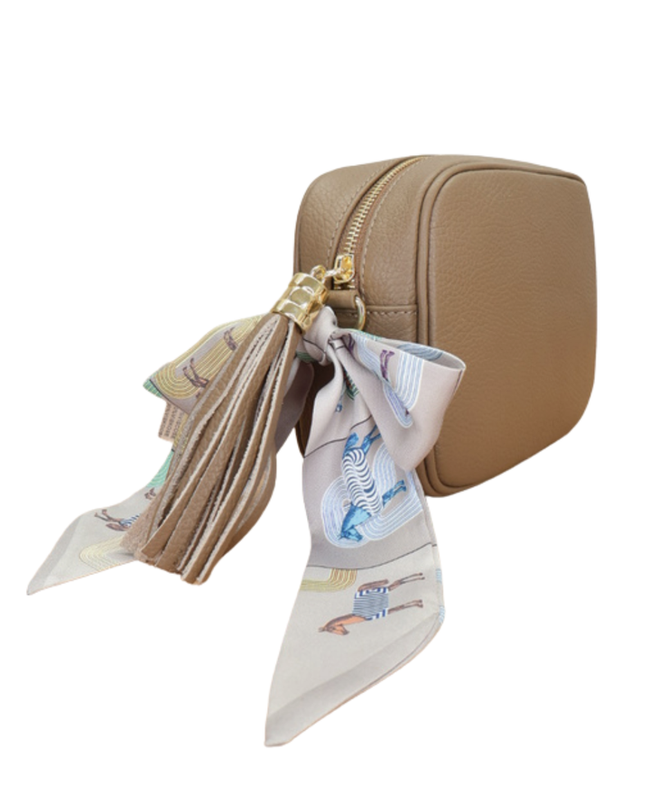 Taupe Lederhandtasche „Isolde“ mit Bandana-Detail, seitliche Ansicht mit goldenen Details.