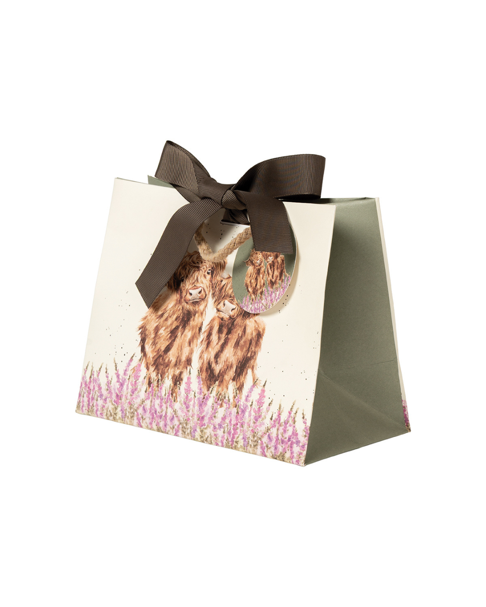 Schrägansicht Die Geschenktasche zeigt zwei flauschige Hochlandrinder mit brauner Fellfarbe, die in einem Feld aus violett-rosanen Fingerhutblumen stehen. Im für Hannah Dale typischen natürlichen Stil blicken die beiden sanftmütig über die Blüten hinweg. Die Tasche ist am oberen Rand mit einer Schleife verschlossen. Ein Patch, welcher an der Verschlusskordel angebracht ist zeigt ebenfalls das Hochlandkuh-Motiv.