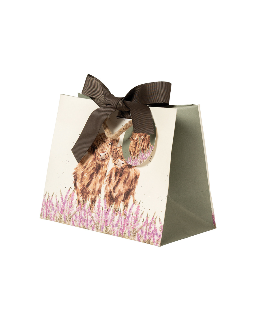 Schrägansicht Die Geschenktasche zeigt zwei flauschige Hochlandrinder mit brauner Fellfarbe, die in einem Feld aus violett-rosanen Fingerhutblumen stehen. Im für Hannah Dale typischen natürlichen Stil blicken die beiden sanftmütig über die Blüten hinweg. Die Tasche ist am oberen Rand mit einer Schleife verschlossen. Ein Patch, welcher an der Verschlusskordel angebracht ist zeigt ebenfalls das Hochlandkuh-Motiv.