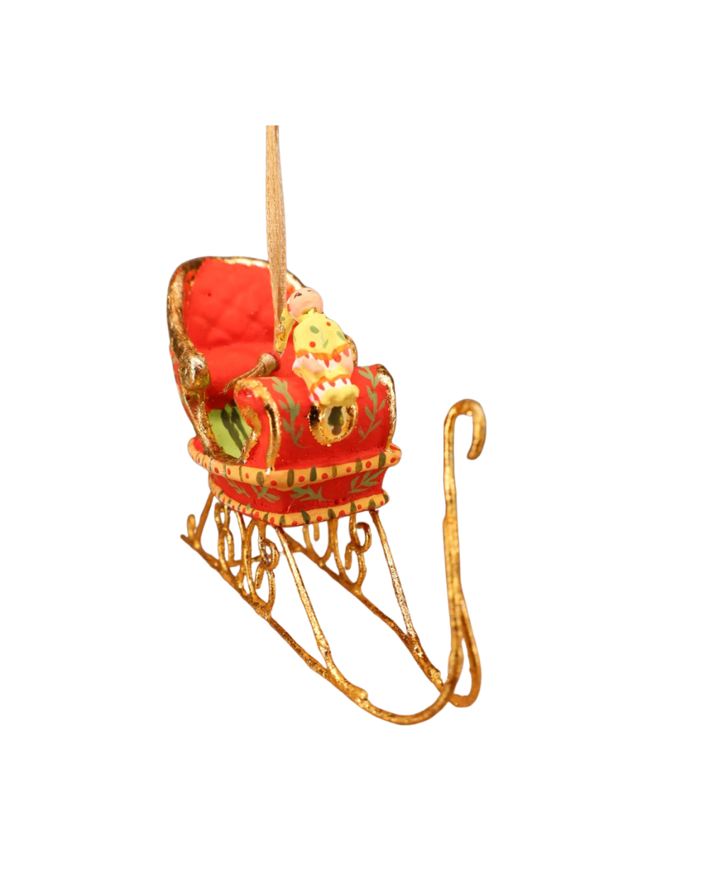 Schrägansicht des Krinkle Mini Dash Away Sleigh, handbemalter roter Weihnachtsschlitten mit goldenen Kufen und dekorativen Mustern.