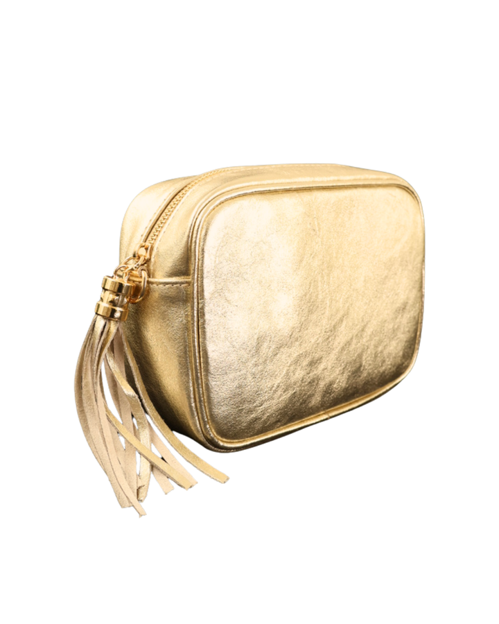 Schrägansicht der Leder Handtasche "Isolde" in Gold von Südstrand vor weißen Hintergrund. Die Tasche ist rechteckig und die glänzende goldene Farbe ist gut erkennbar.