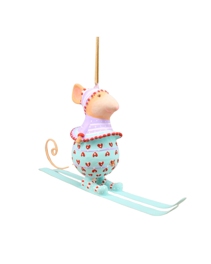 Schrägansicht der Figur Skiing Molly Mouse, mintgrünes Outfit mit roten Herzen, lilafarbene Haube und feine Glitzerdetails auf Skiern.