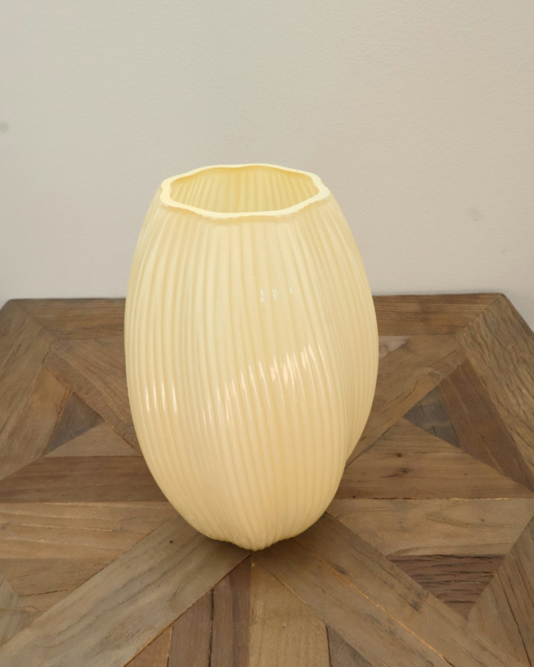 Gelbe bauchige Blumenvase aus Glas von Clayre & Eef auf hellem Holztisch.