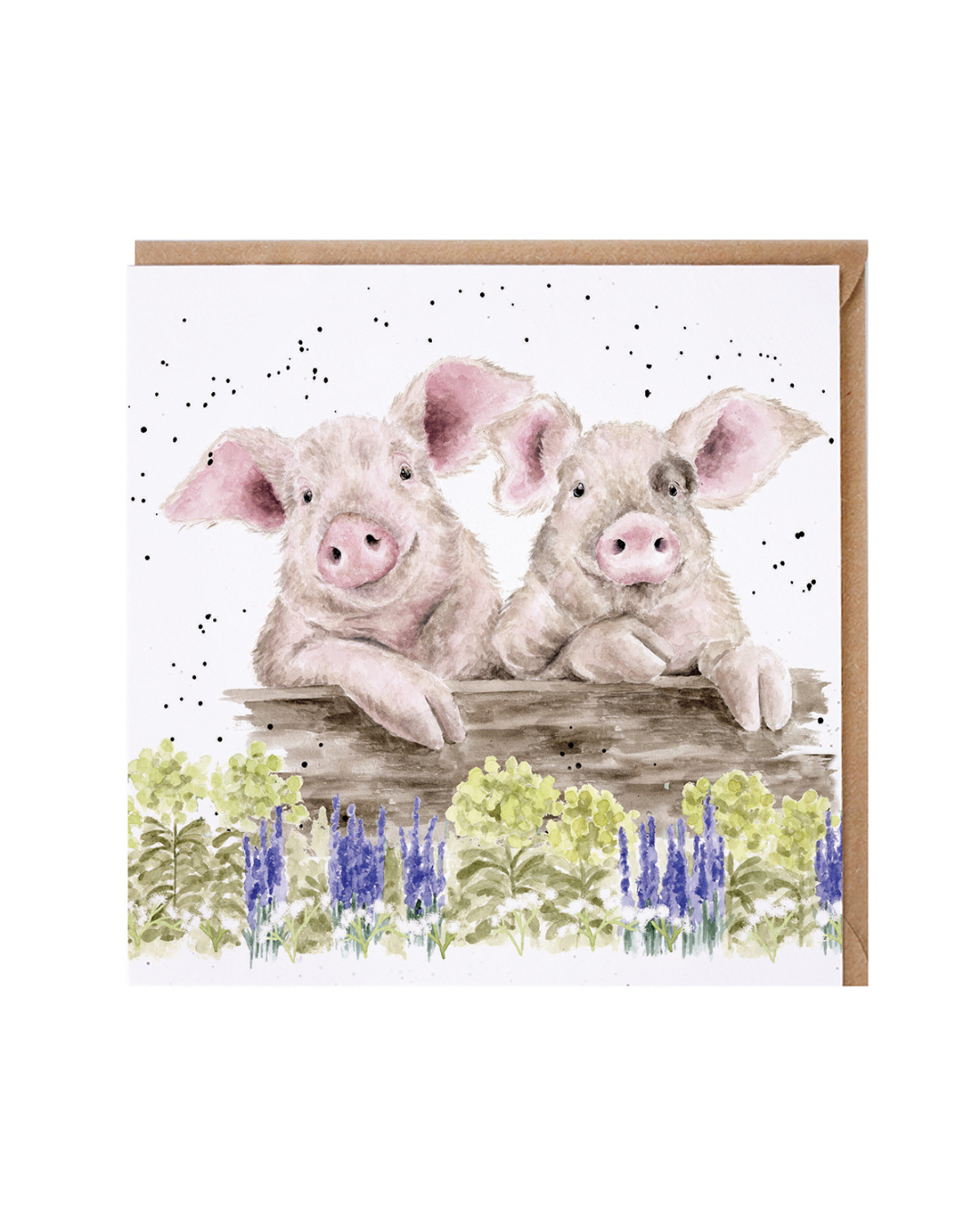 Doppelkarte mit niedlichen Schweinen von Wrendale Designs. Zwei Schweine blicken freundliche über einen Holzblalken hinweg, welcher auf einer Blühwiese liegt.  Blaue und gelbe Blüten sind von Hannah Dale dargestellt.