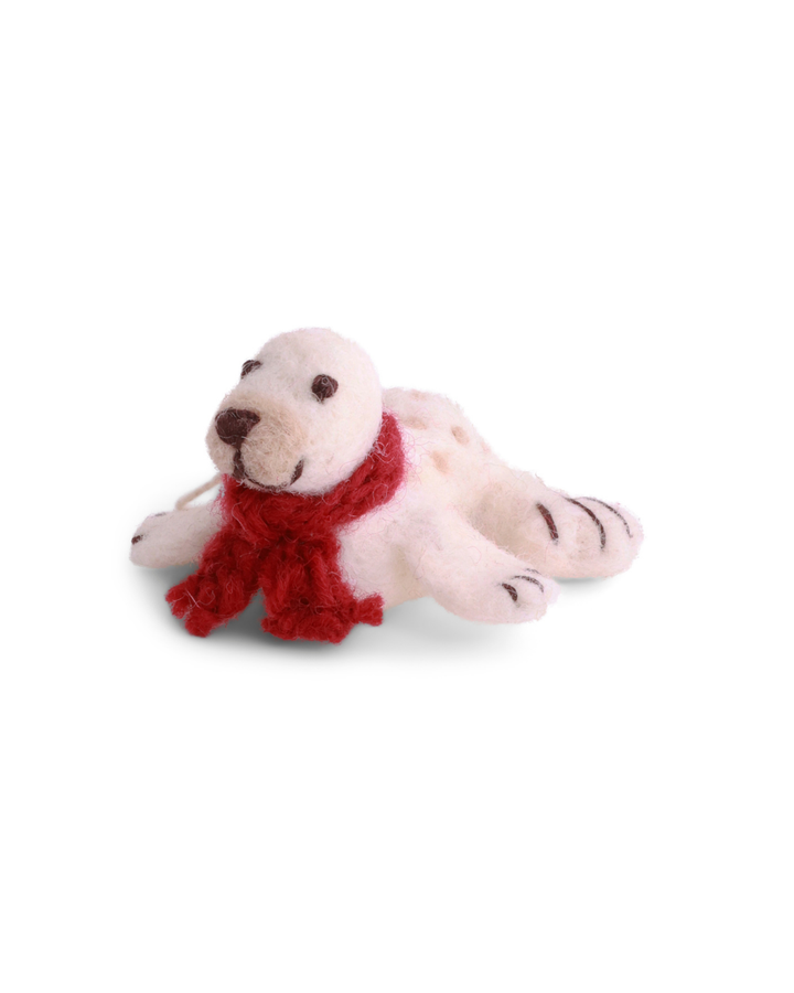 Filzanhänger Seehundbaby mit rotem Strickschal von Gry & Sif. 
