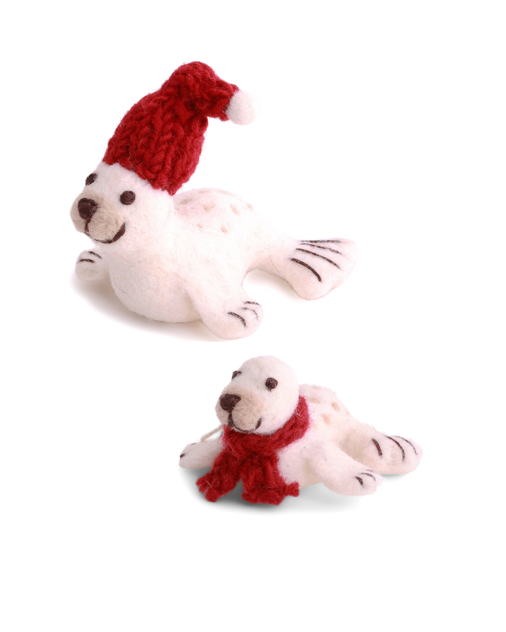 Die winterlichen Seehunde Filzanhänger von Gry & Sif sind in nepalesischer Handarbeit unter Fair Trade Bedingungen gefertigt. Die weiße Seehundmama trägt eine rote Strickmütze und das Seehundbaby einen farblich passenden Schal.