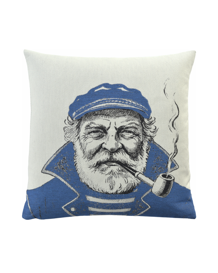 Weißes Kissen mit blauem Seemann von Sander vor weißem Hintergrund. Dieser Kissenbezug Old Salt hat die Maße 45x45 cm.