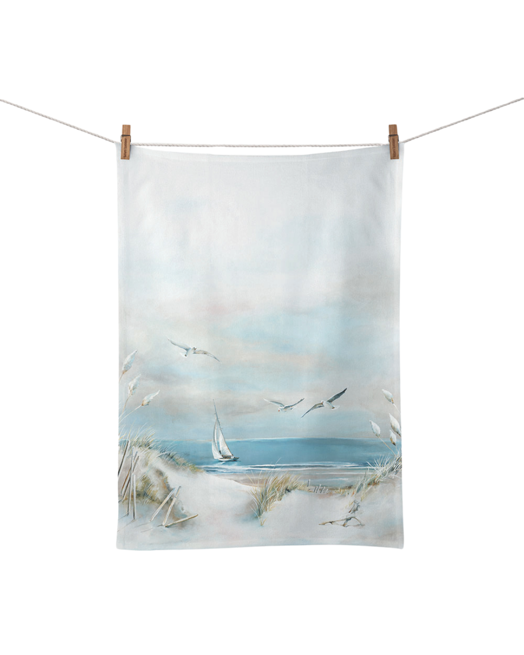 Geschirrtuch mit maritimem Motiv (Dünen, Möwen, Segelboot) der Marke Ambiente, an einer Wäscheleine aufgehängt, isoliert auf weißem Hintergrund.