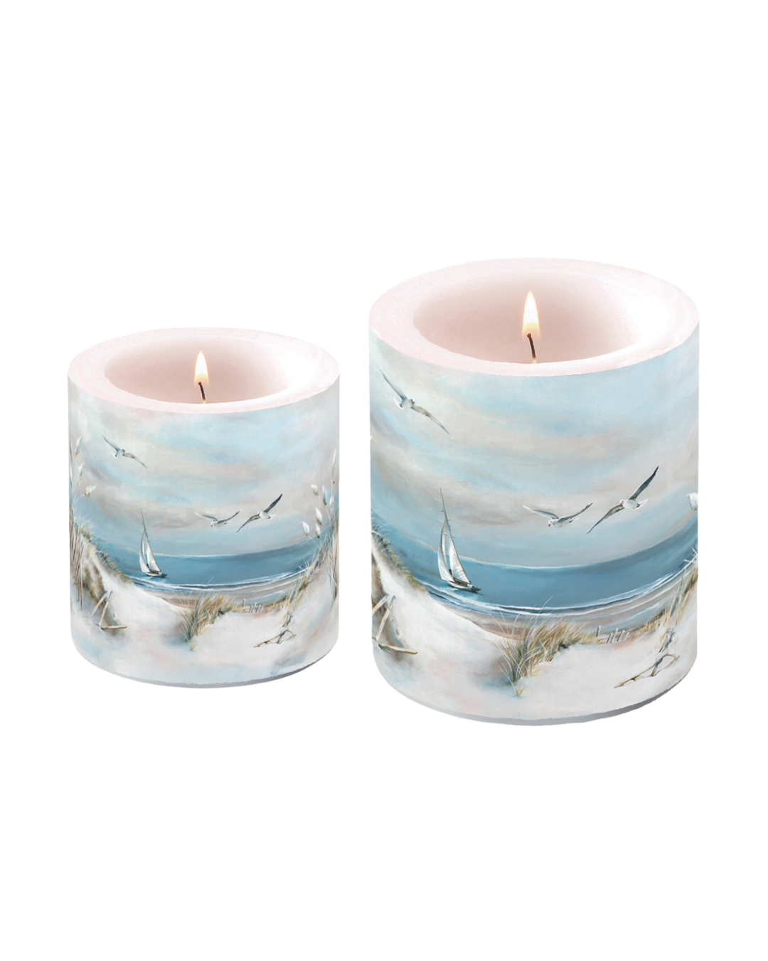 Kleine und große zylindrische Kerze mit maritimem Motiv (Dünen, Möwen, Segelboot) der Marke Ambiente, beide brennend, nebeneinander auf weißem Hintergrund.