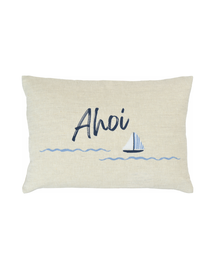 Beiges Leinen-Kissen von Sander mit aufgesticktem Segelboot und Ahoi-Schriftzug vor weißem Hintergrund.