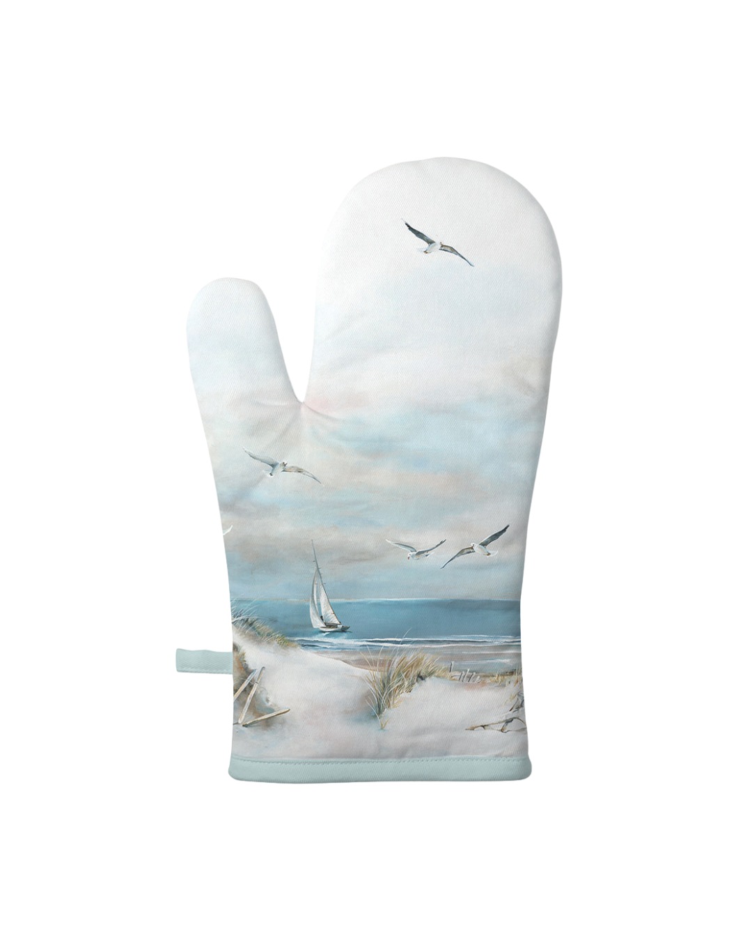 Ofenhandschuh mit maritimem Motiv (Dünen, Möwen, Segelboot) der Marke Ambiente, isoliert auf weißem Hintergrund.