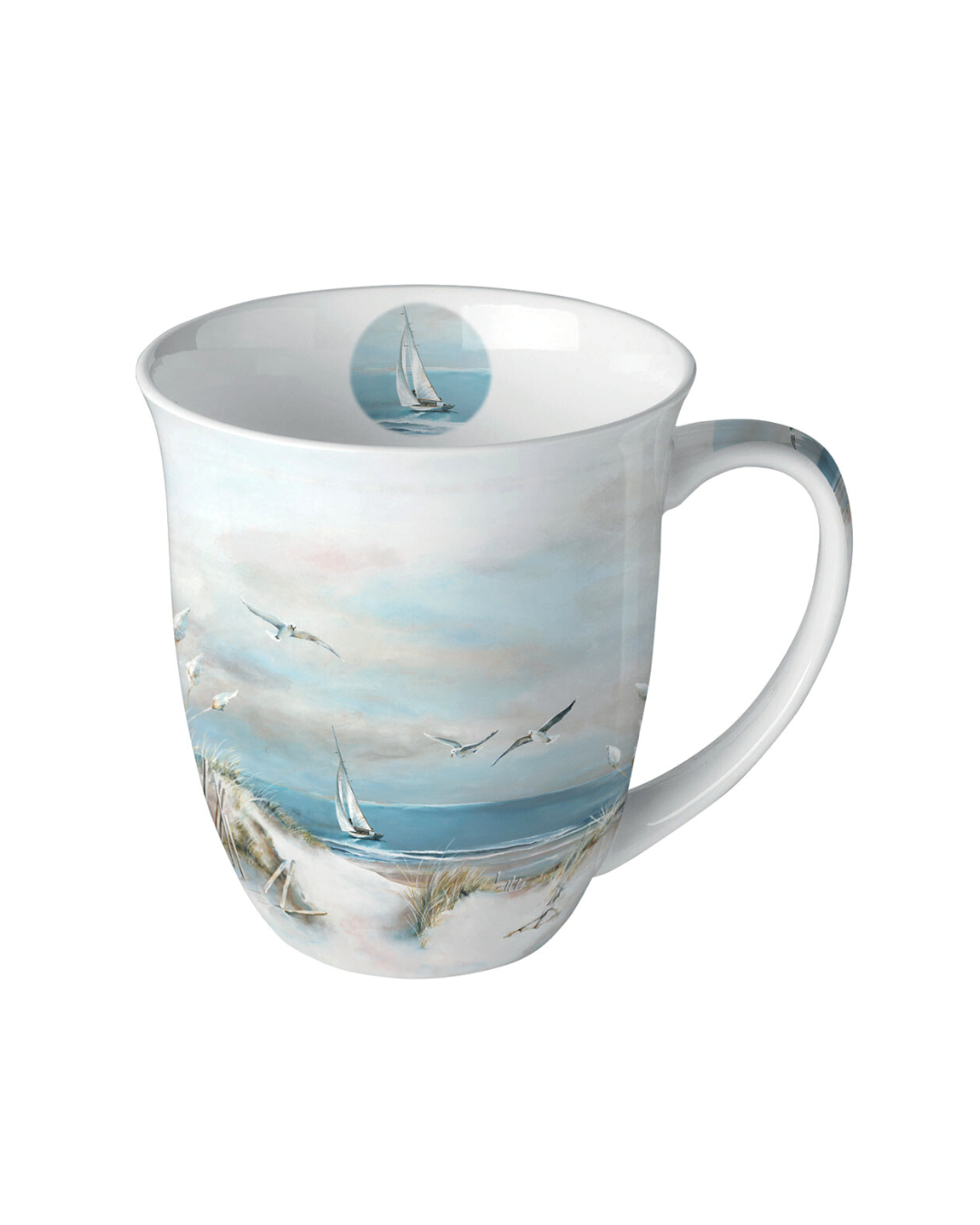 Weiße Keramik-Tasse mit maritimem Motiv (Dünen, Möwen, Segelboot) der Marke Ambiente, isoliert auf weißem Hintergrund.