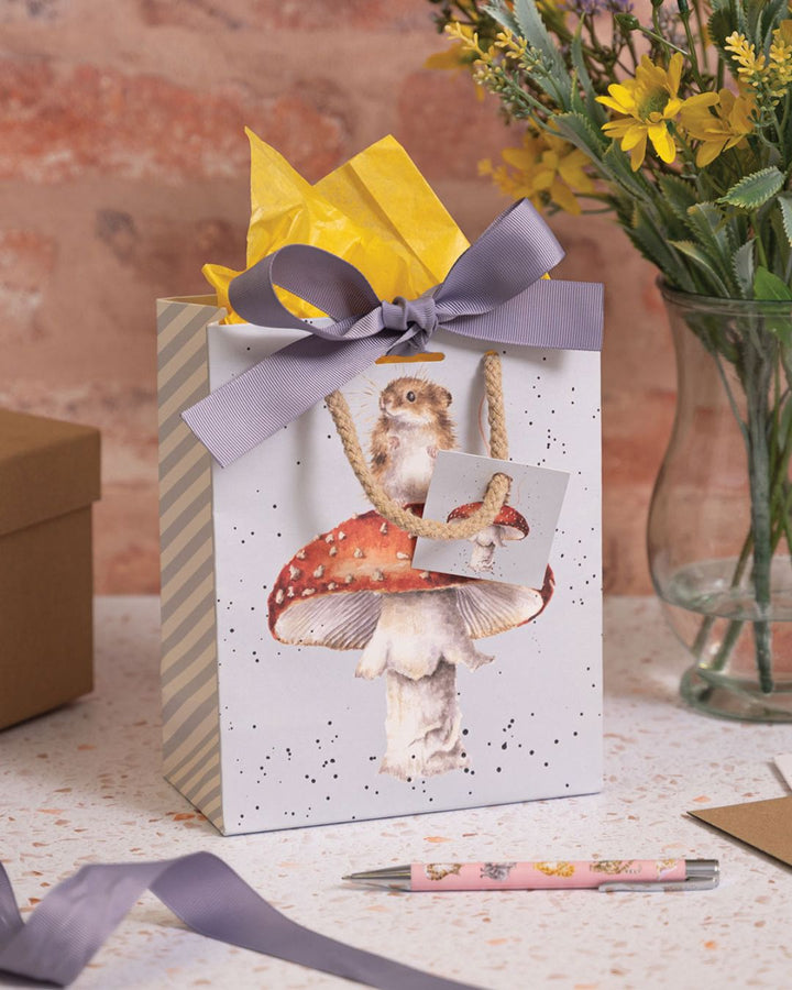 Sehr Kleine Maus auf Fliegenpilz Geschenktasche von Wrendale Designs.