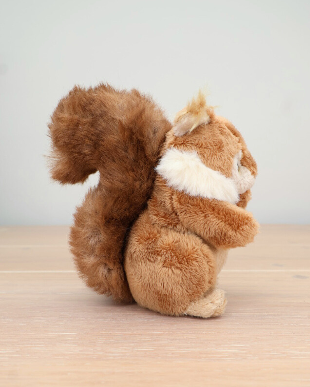 Seitenansicht des braunen Eichhörnchen-Schlüsselanhängers von Bukowski mit buschigem Schwanz.
