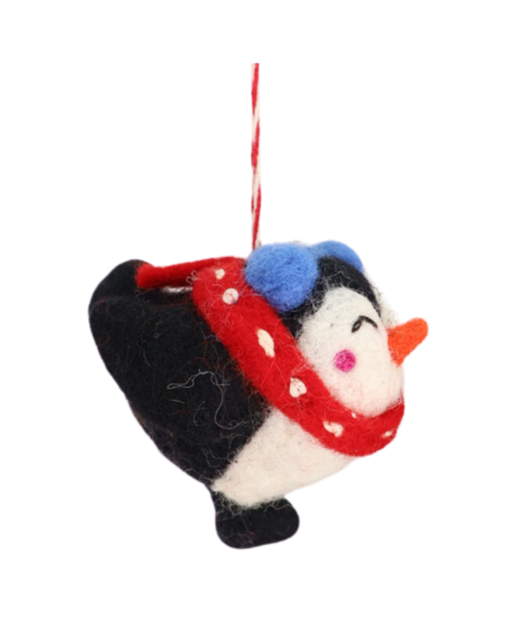 Filzanhänger "Träumender Pinguin Pia" von Grace & Gloria