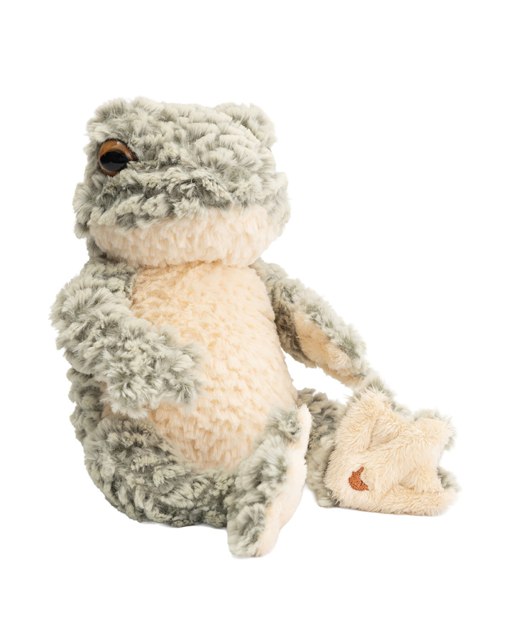 Frosch Kuscheltier „Elliott“ von Wrendale Designs freigestellt vor weißem Hintergrund, seitlich sitzend dargestellt.