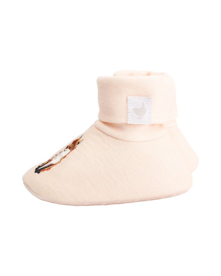 Seitliche Ansicht eines Fuchs Babyschuhs „Little Forest“ von Wrendale Designs mit umgeschlagenem Bündchen und dezentem Markenlabel.