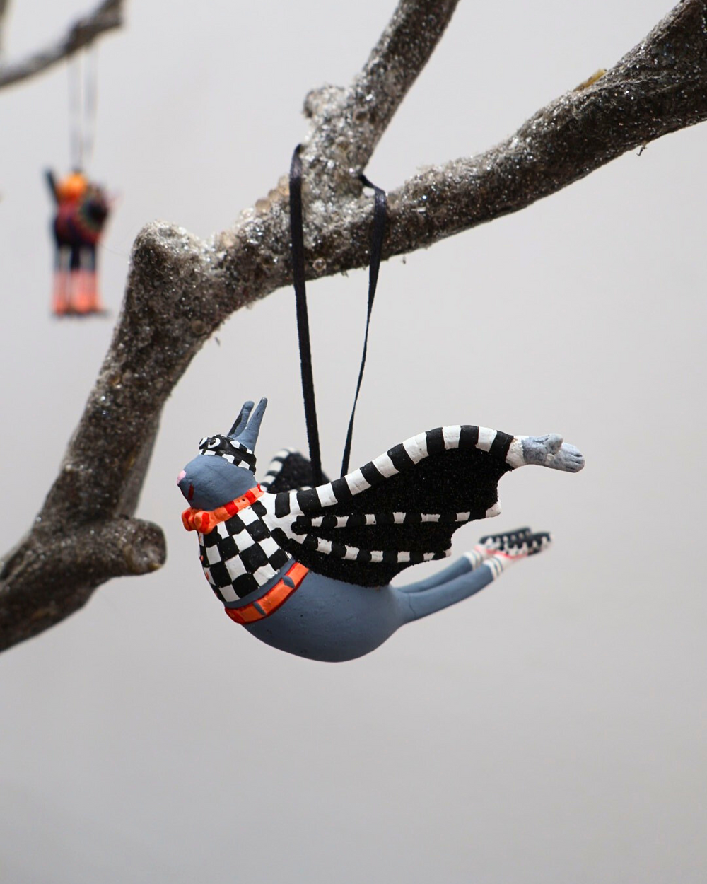 Seitansicht der hängenden Krinkle Fledermaus I am Bat von Patience Brewster.