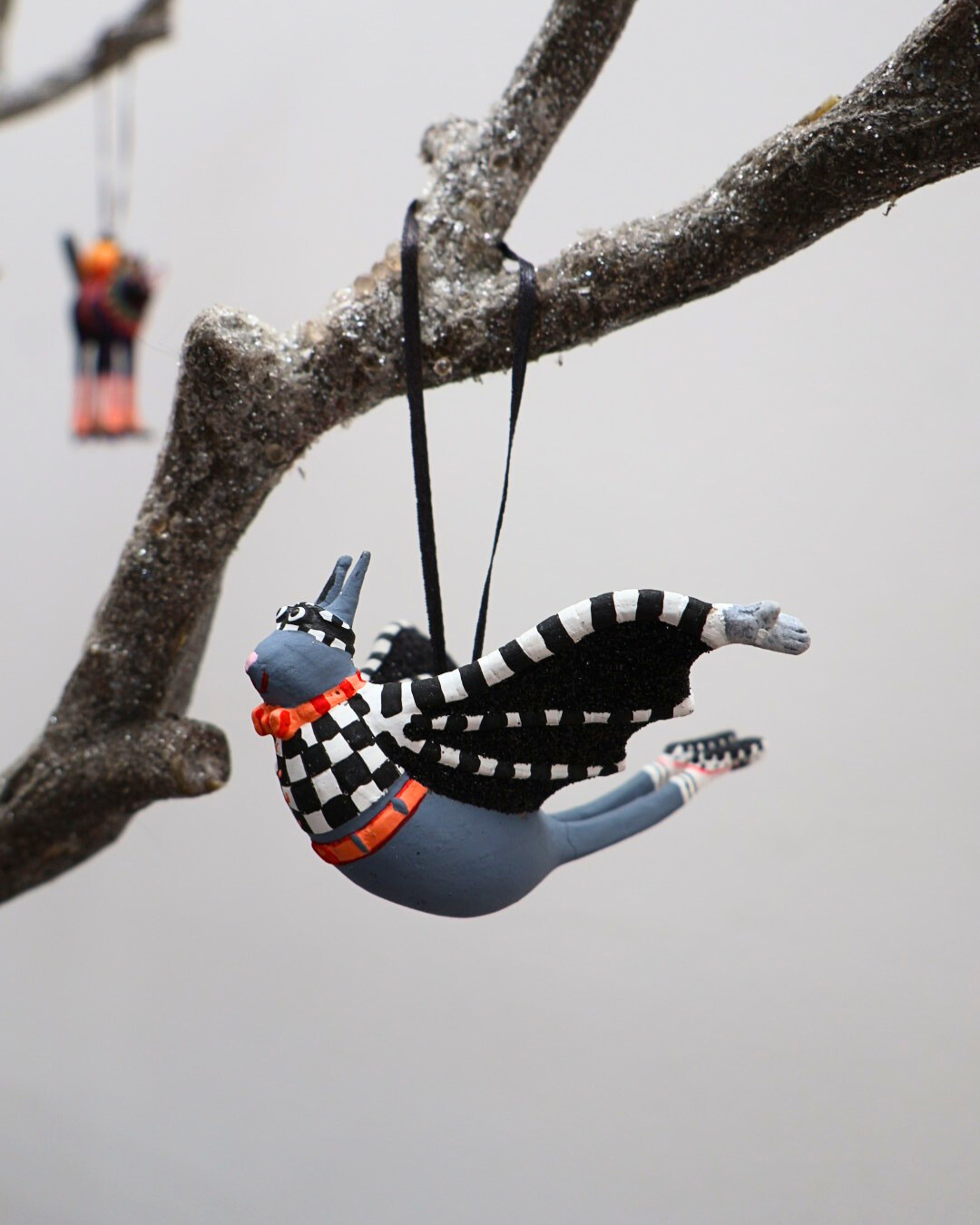 Seitansicht der hängenden Krinkle Fledermaus I am Bat von Patience Brewster.