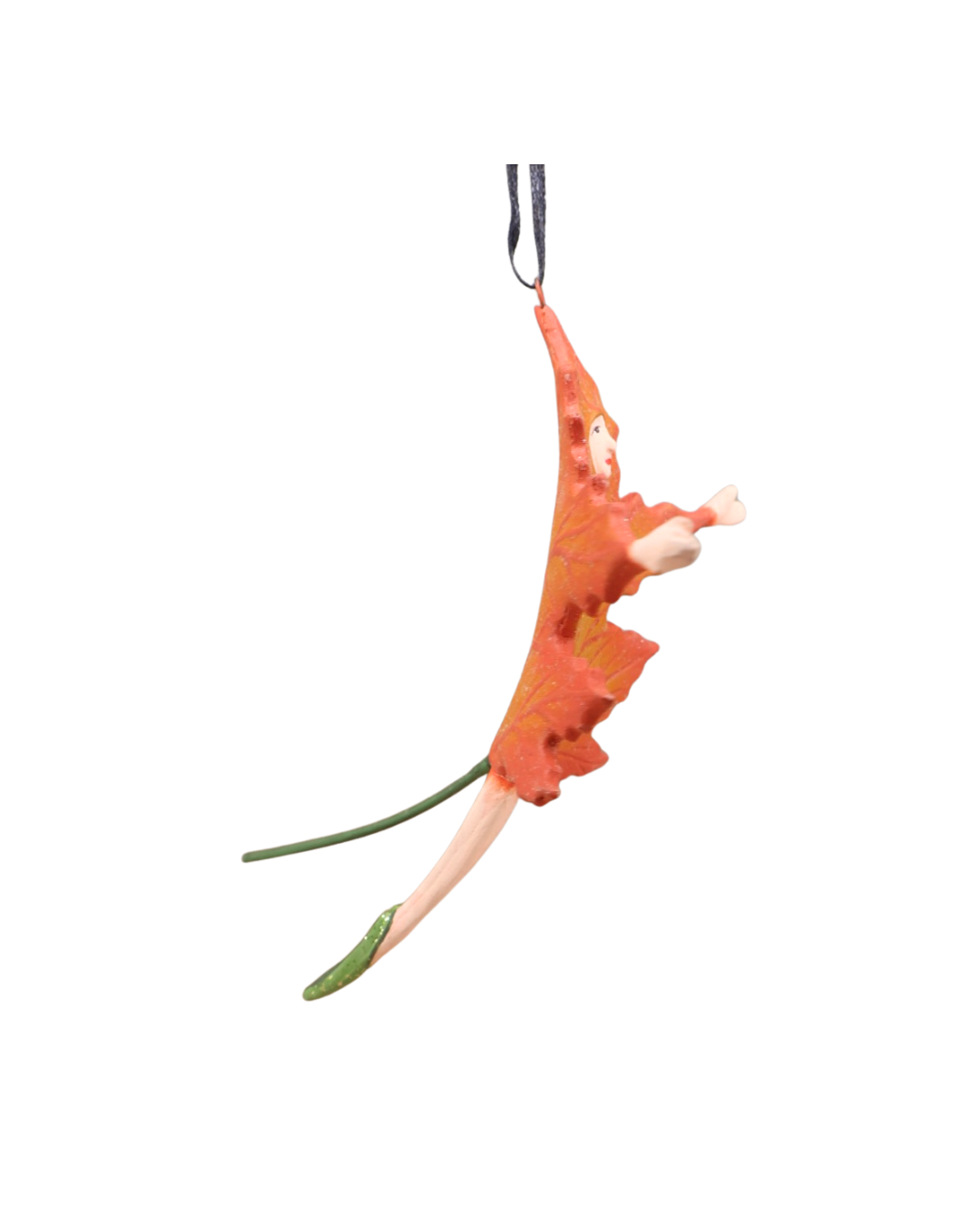 Seitliche Ansicht der Figur Mini Orange Falling Leaf von Patience Brewster, schmaler Blattkörper mit kleinen Armen und Beinen in fallender Bewegung.