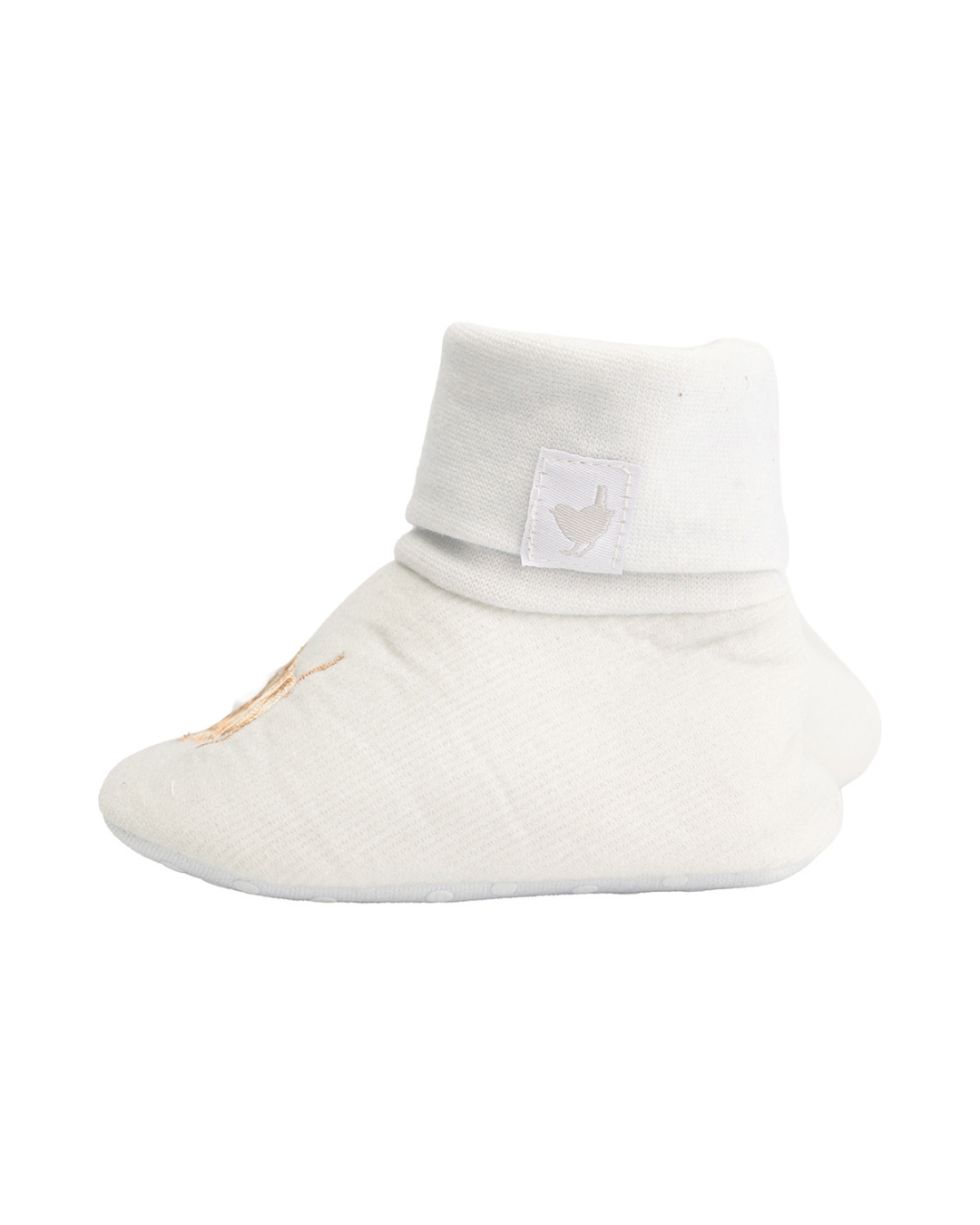 Seitliche Ansicht der weißen Babyschuhe mit umgeschlagenem Bund und dezentem Wrendale-Label.