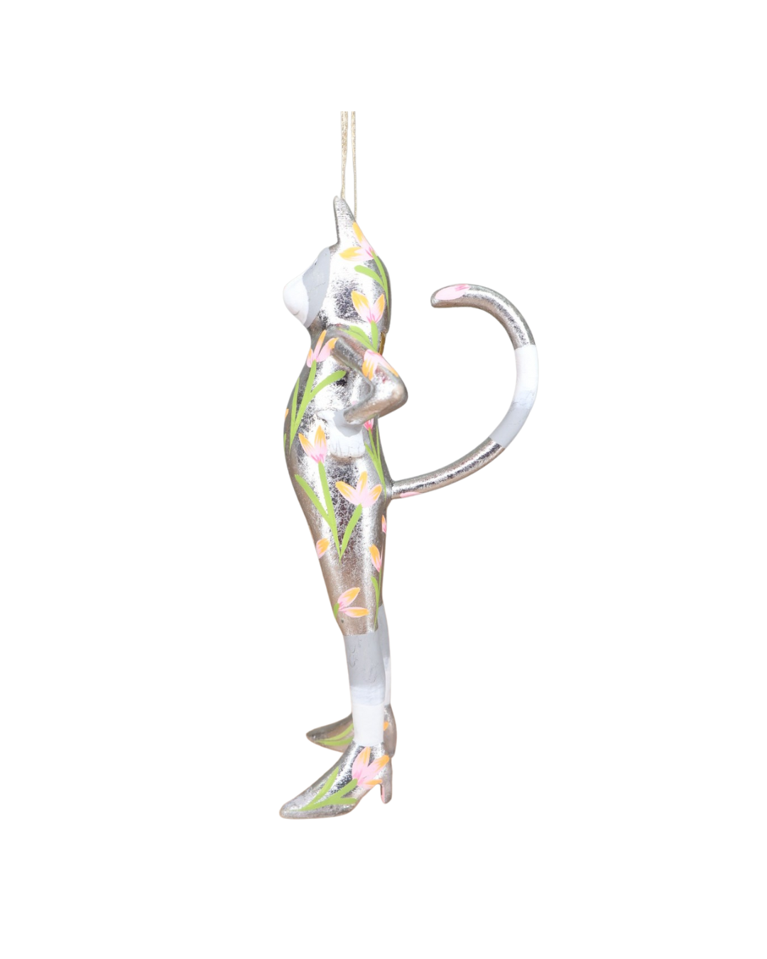 „Seitliche Ansicht der Katzenfigur Ashley Grey mit silbernem Catsuit und Blumenmotiv, Schwanz nach hinten gebogen.“