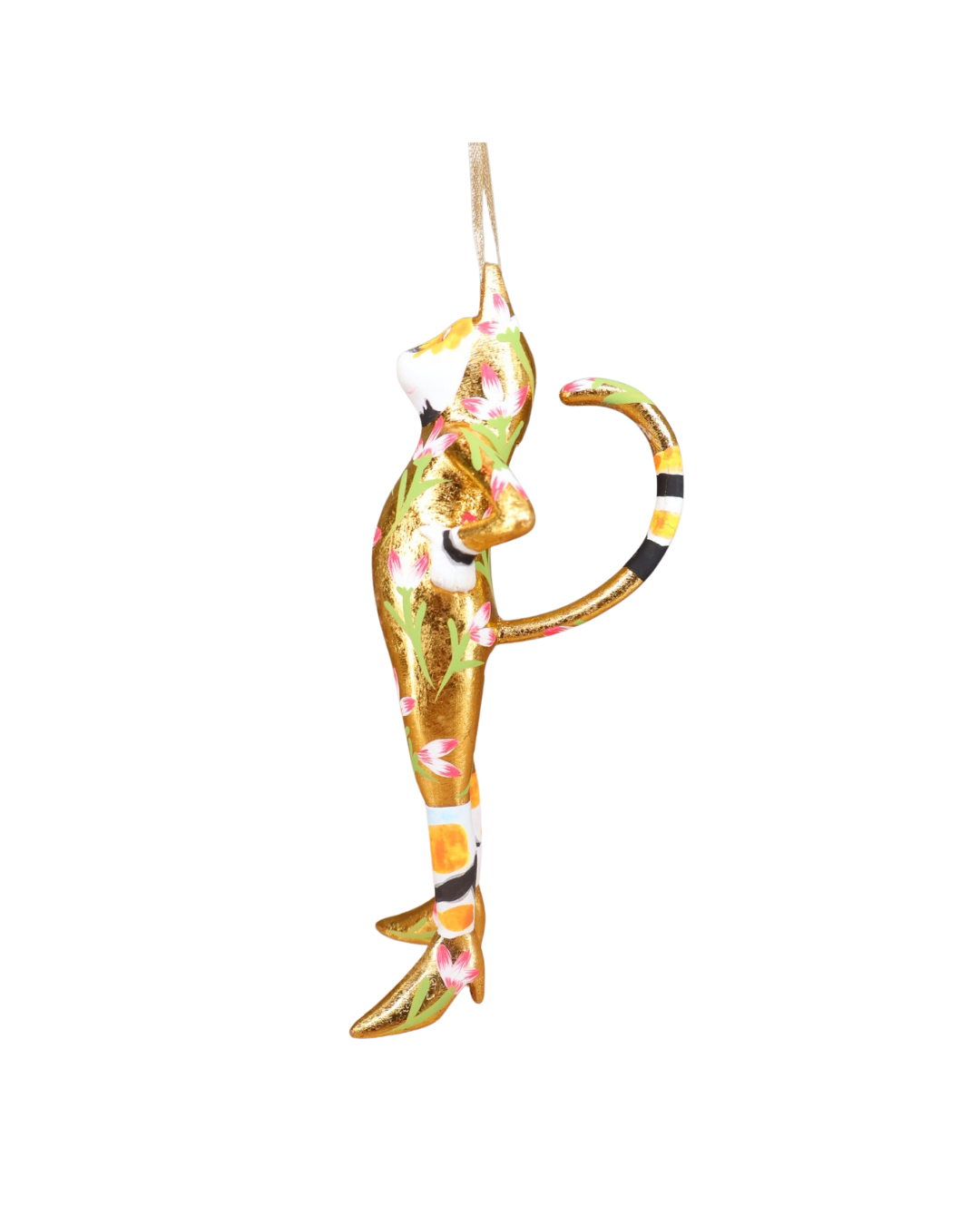 „Seitliche Ansicht der Katzenfigur Candy Calico im goldenen Catsuit mit Blütenmuster und geringeltem Schwanz.“