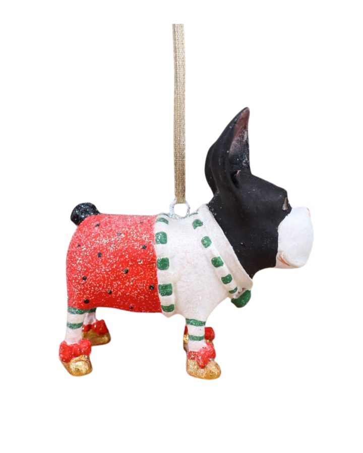 „Boston Terrier als Christbaumschmuck – Seitenansicht im rot-grünen Kostüm von Patience Brewster“
