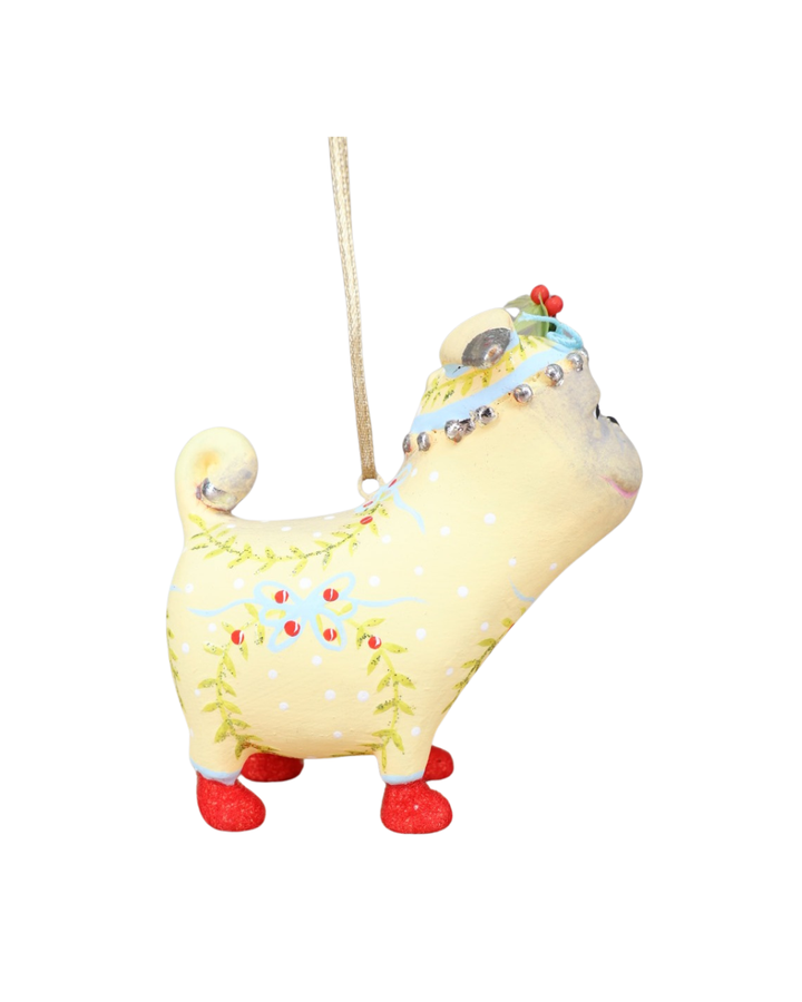 „Hunde Krinkle Prudence Pug von Patience Brewster – Seiten Ansicht der handbemalten Weihnachtsfigur“