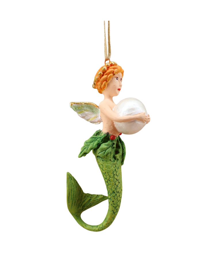 Seitliche Ansicht der Meerjungfrau, die eine Perle hält und zarte Flügel trägt.