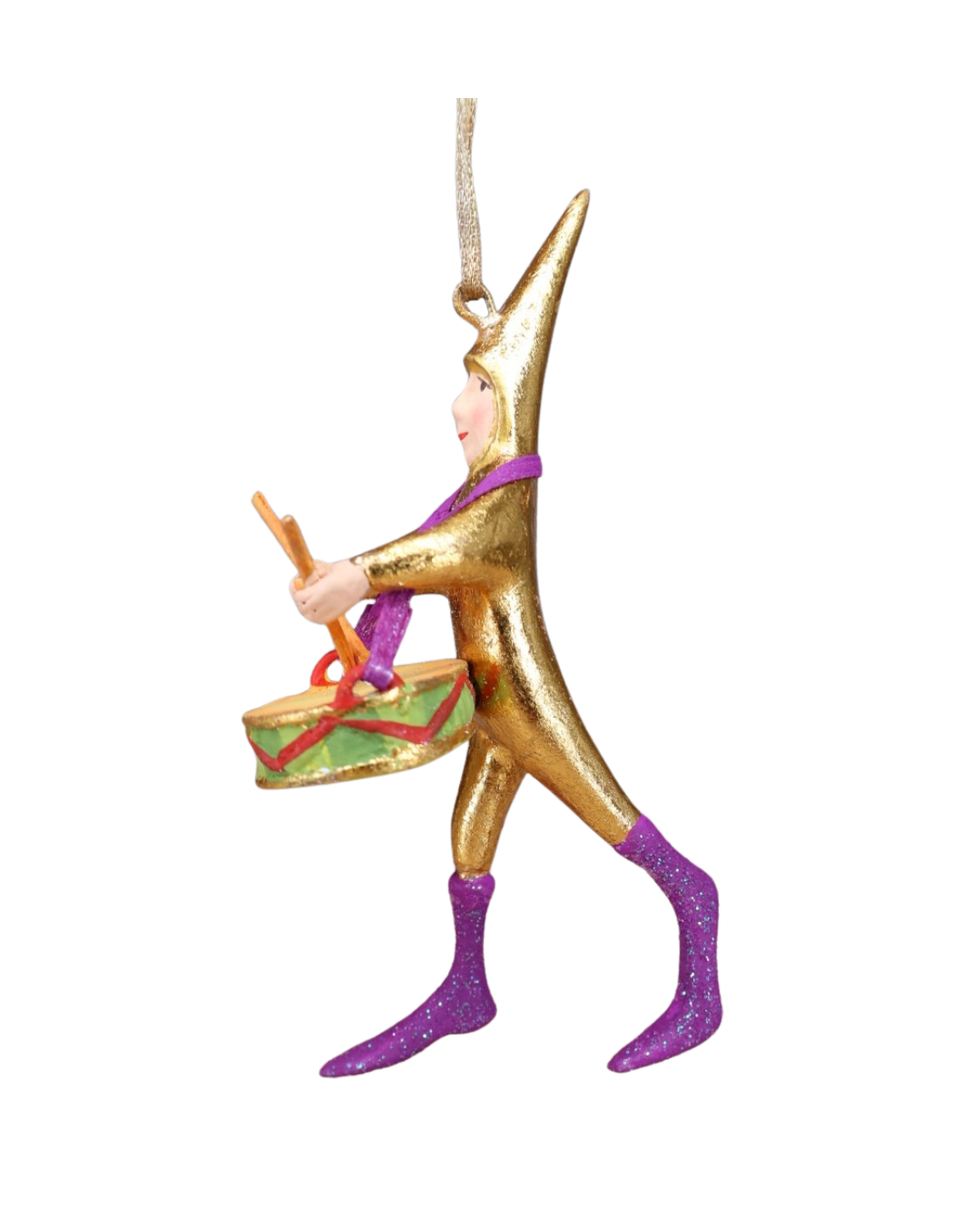 „Mini Drummer Drumming Krinkle von Patience Brewster – goldene Figur mit violettem Schal und grüner Trommel in seitlicher Ansicht beim Trommeln.“