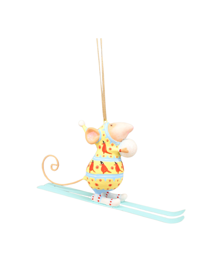 Seitliche Ansicht der Figur Skiing Max Mouse, gelbes Kostüm mit Vogelmotiv, Schneeball und lange pastellblaue Skier.