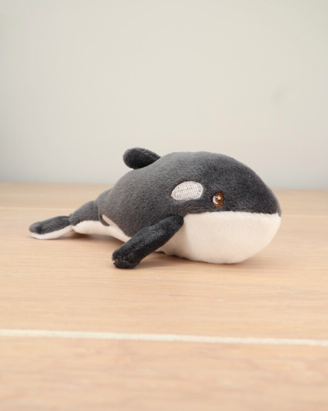 Seitansicht des Orca Schlüsselanhängers Oreo von Bukowski. Sein weicher Körper und die Rückenflosse sind im Detail zu sehen.