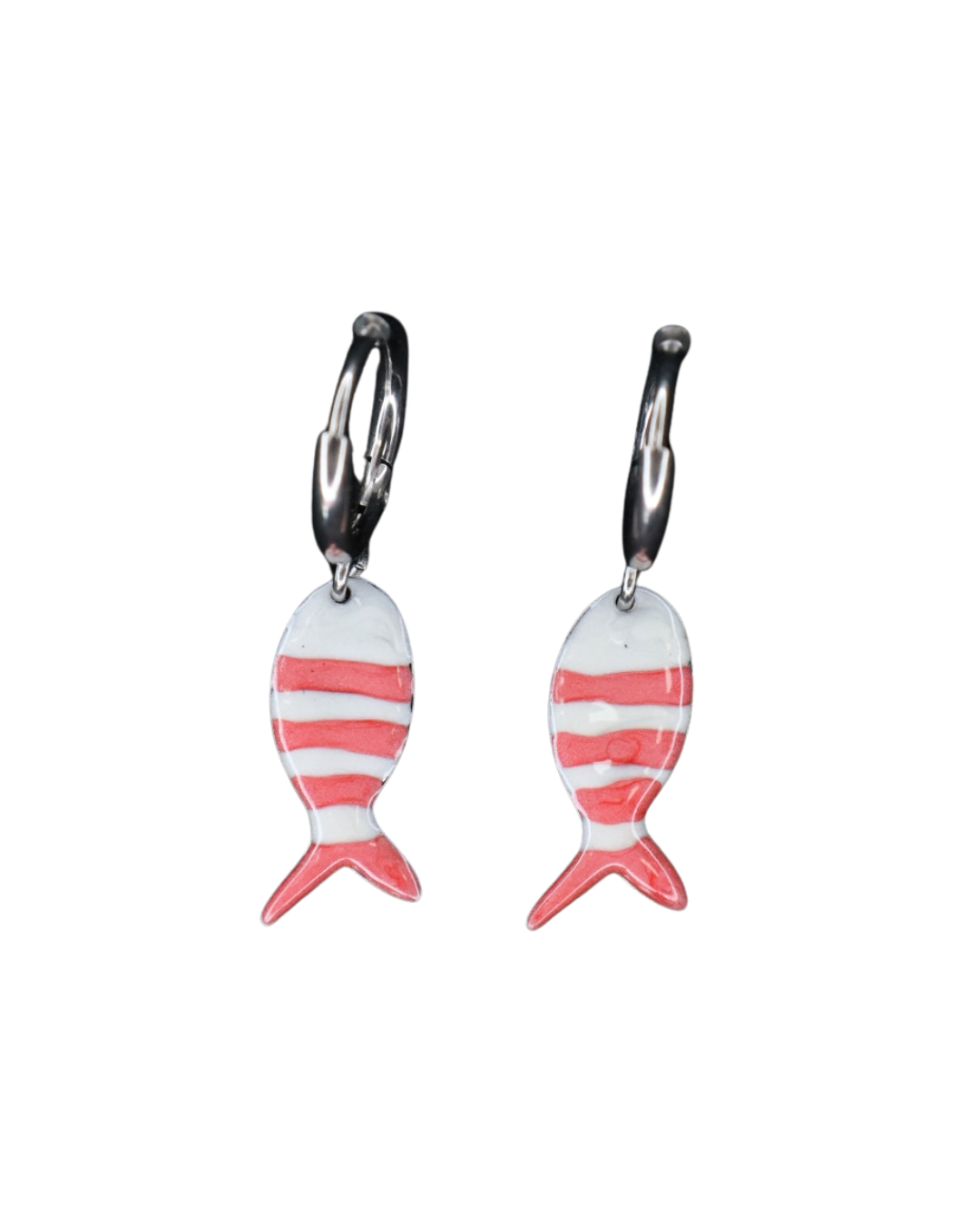 Silberne pink/weiß gestreifte Fisch-Ohrringe von Dottilove auf weißen Hintergrund.