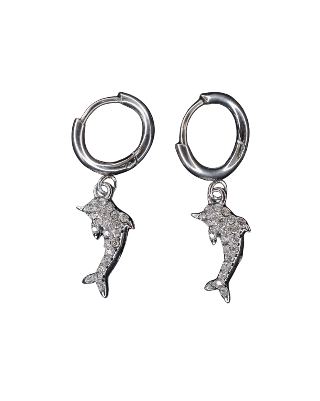 Silberne Delfin-Ohrringe von Dottilove verziert mit verschiedenen Glitzersteinen auf weißen Hintergrund.